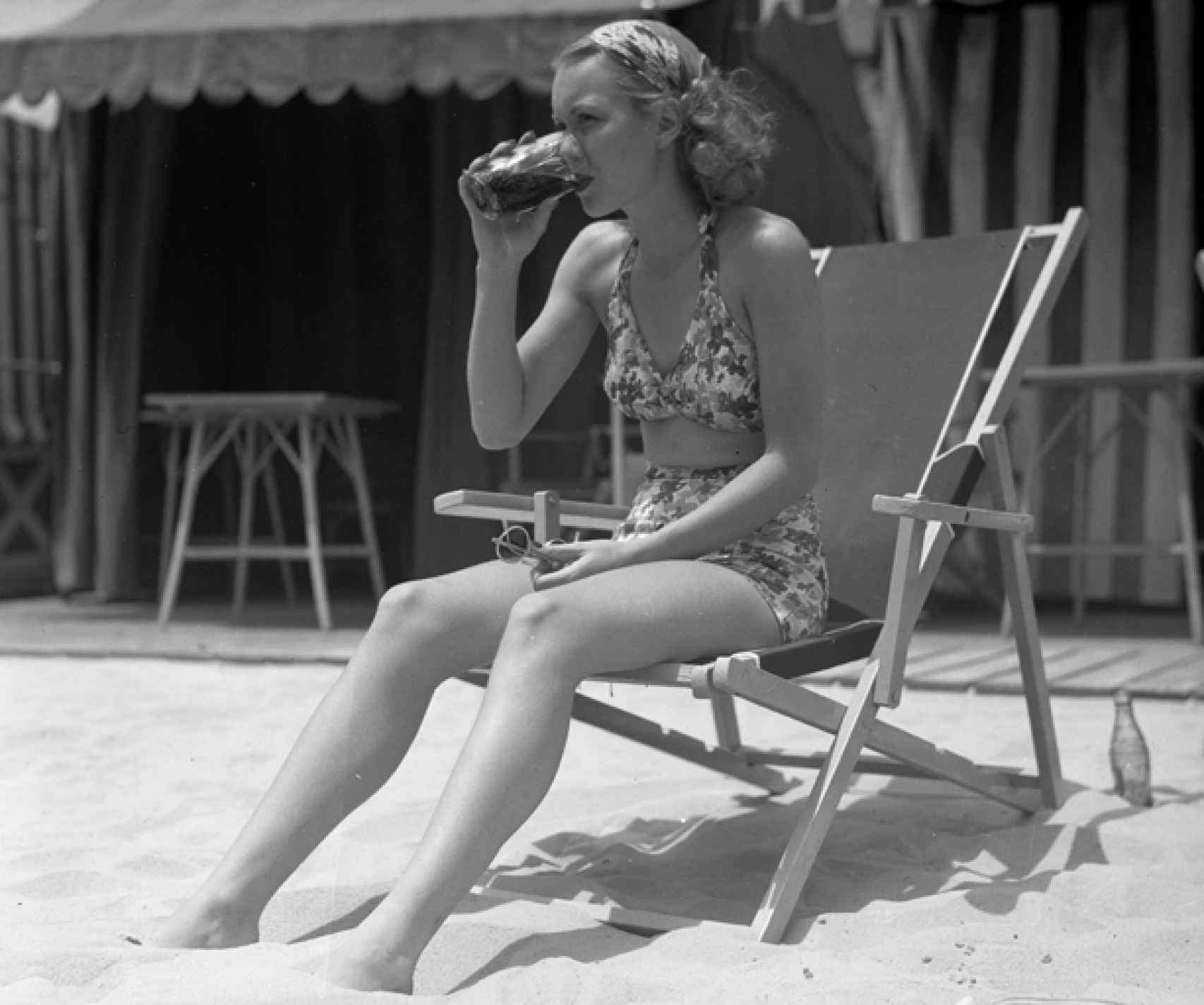 La actriz Jane Wyman toma el sol en 1935.