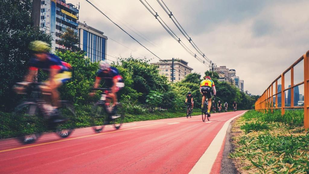Ciclistas rodando en un carril bici