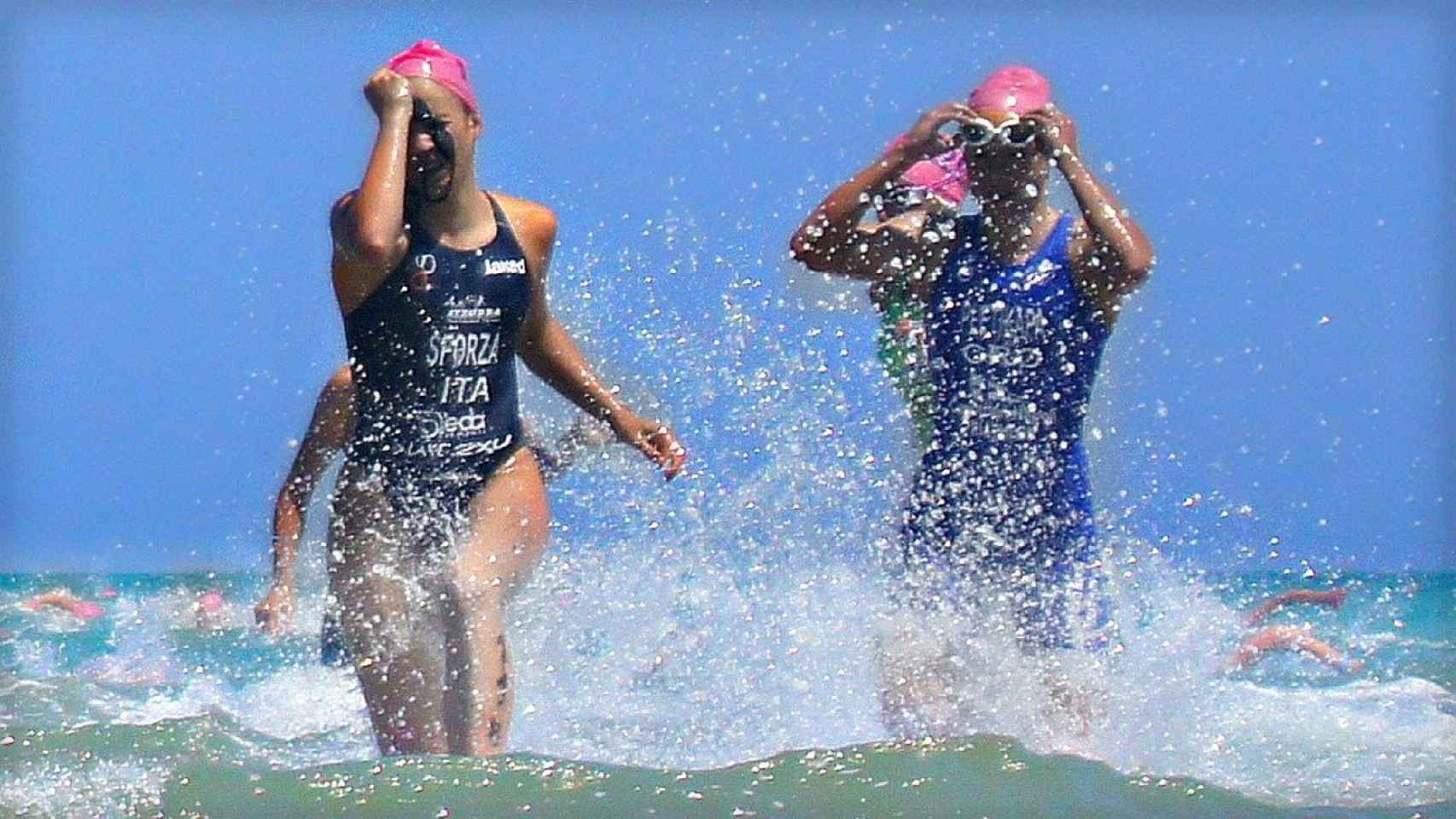 Nadadoras saliendo del mar en una competición