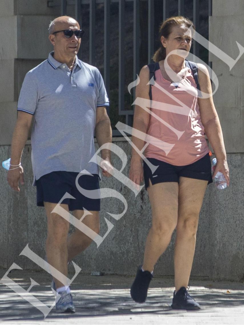 El exministro José Ignacio Wert junto a su esposa, Montserrat Gomendio.