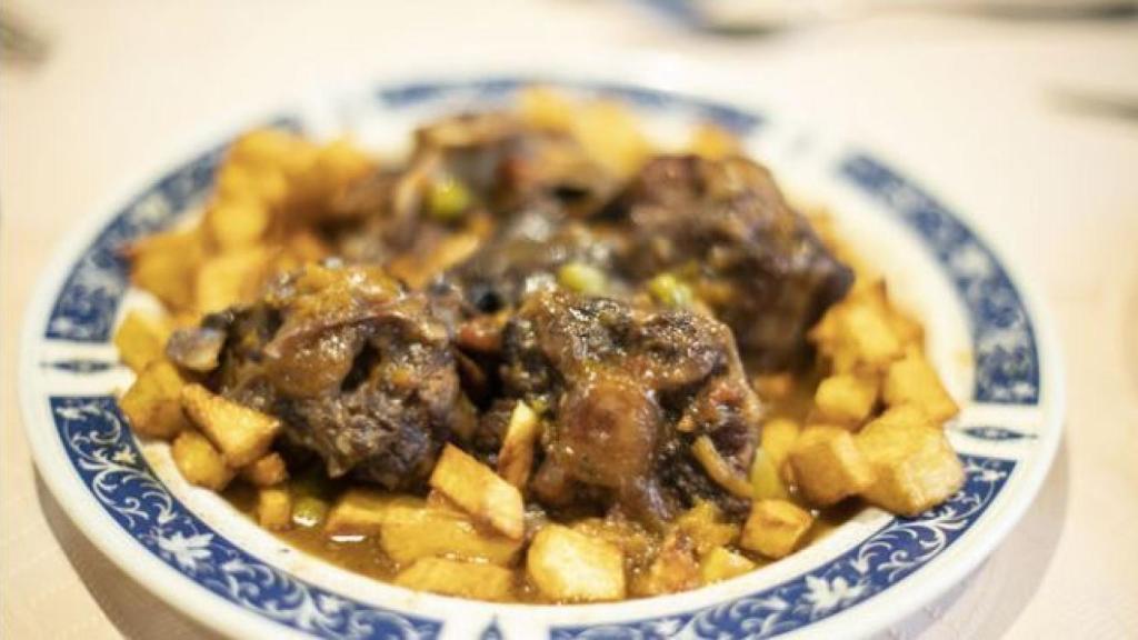 Ración de rabo de toro servida en casa Toribio.