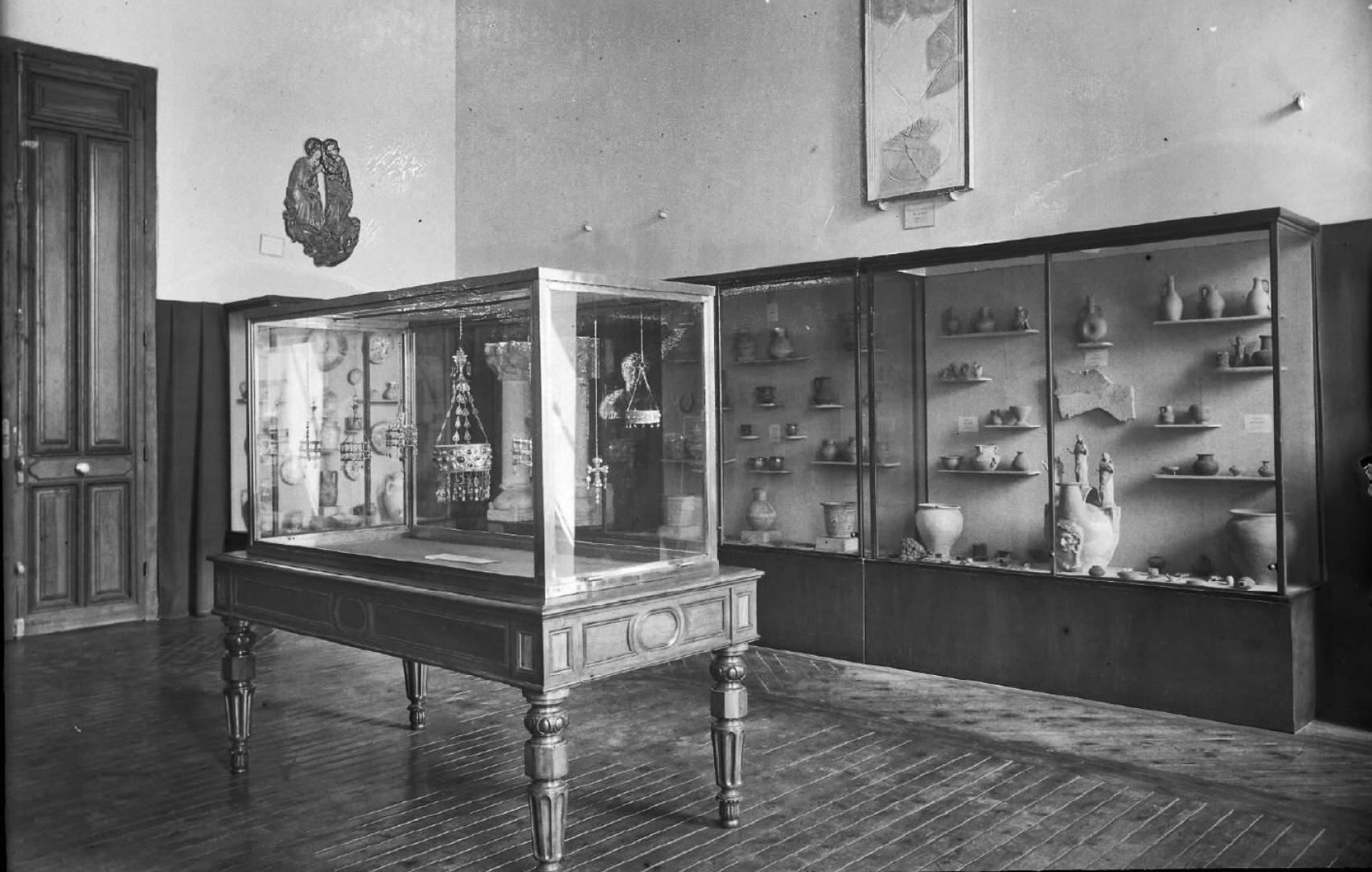 Vitrina del Tesoro de Guarrazar en el MAN en una sala inaugurada en 1943.