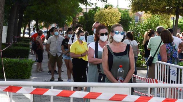 Vecinos hacen cola para acceder al Centro de Interpretación de la Vega, ubicado en el núcleo de Belicena, para someterse a pruebas.