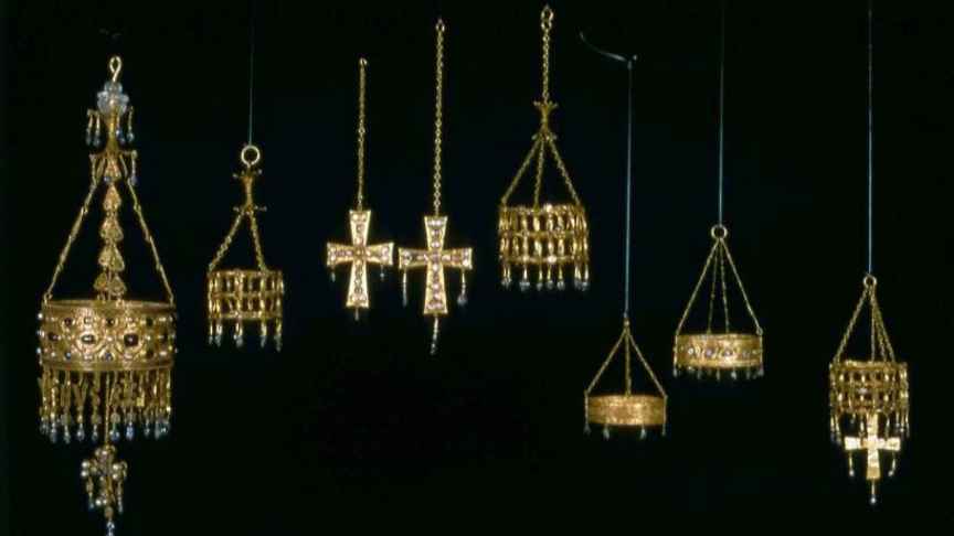 Conjunto formado por coronas cruces y otros objetos litúrgicos de oro y pedrería del Tesoro de Guarrazar.