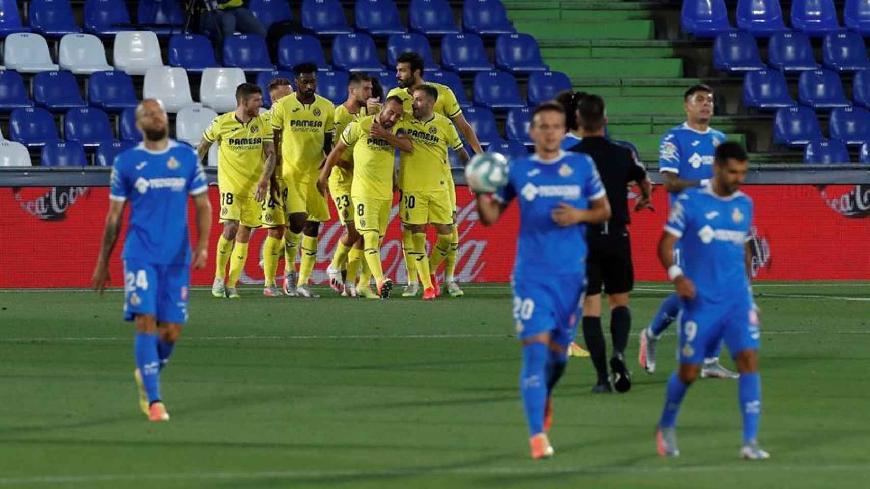 Los jugadores del Villarreal celebran el gol de Cazorla ante el Getafe