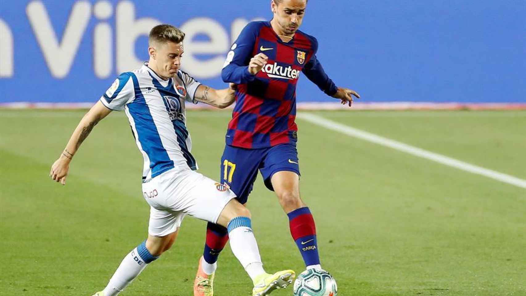 Antoine Griezmann ante Pol Lozano, en el Barcelona - Espanyol de la jornada 35 de La Liga