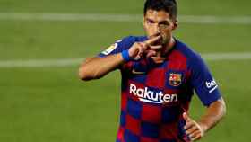 Luis Suárez celebra su gol en el derbi catalán entre Barcelona y Espanyol de La Liga