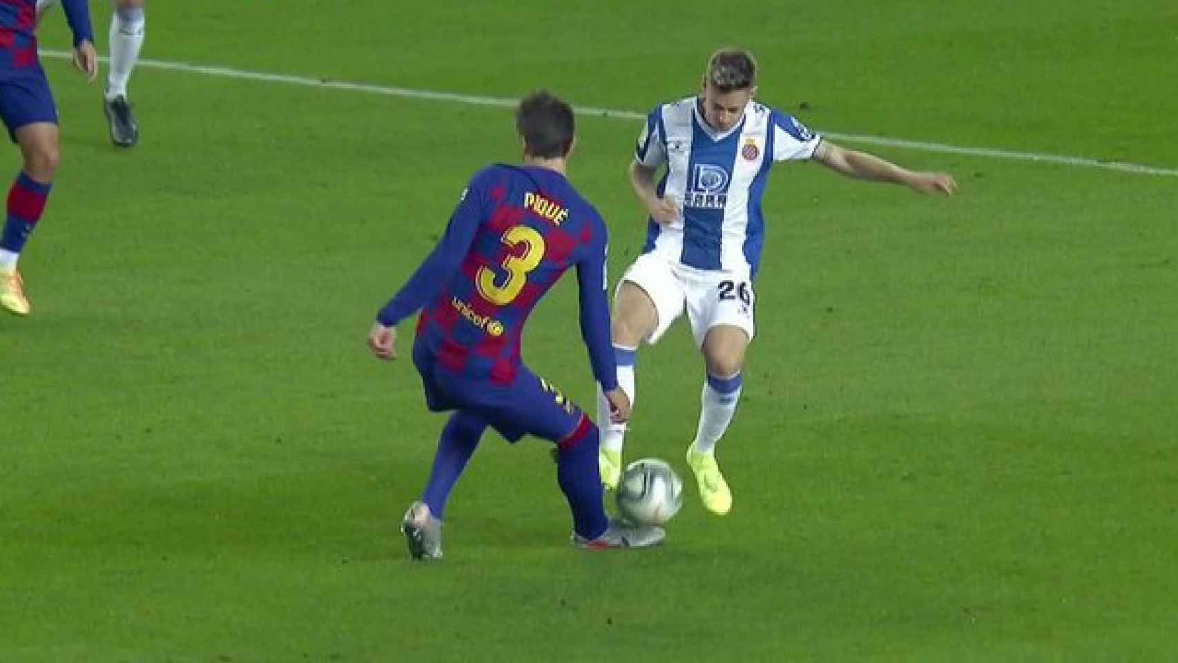 Entrada de roja de Pol Lozano sobre Gerard Piqué en el derbi catalán entre Barcelona y Espanyol