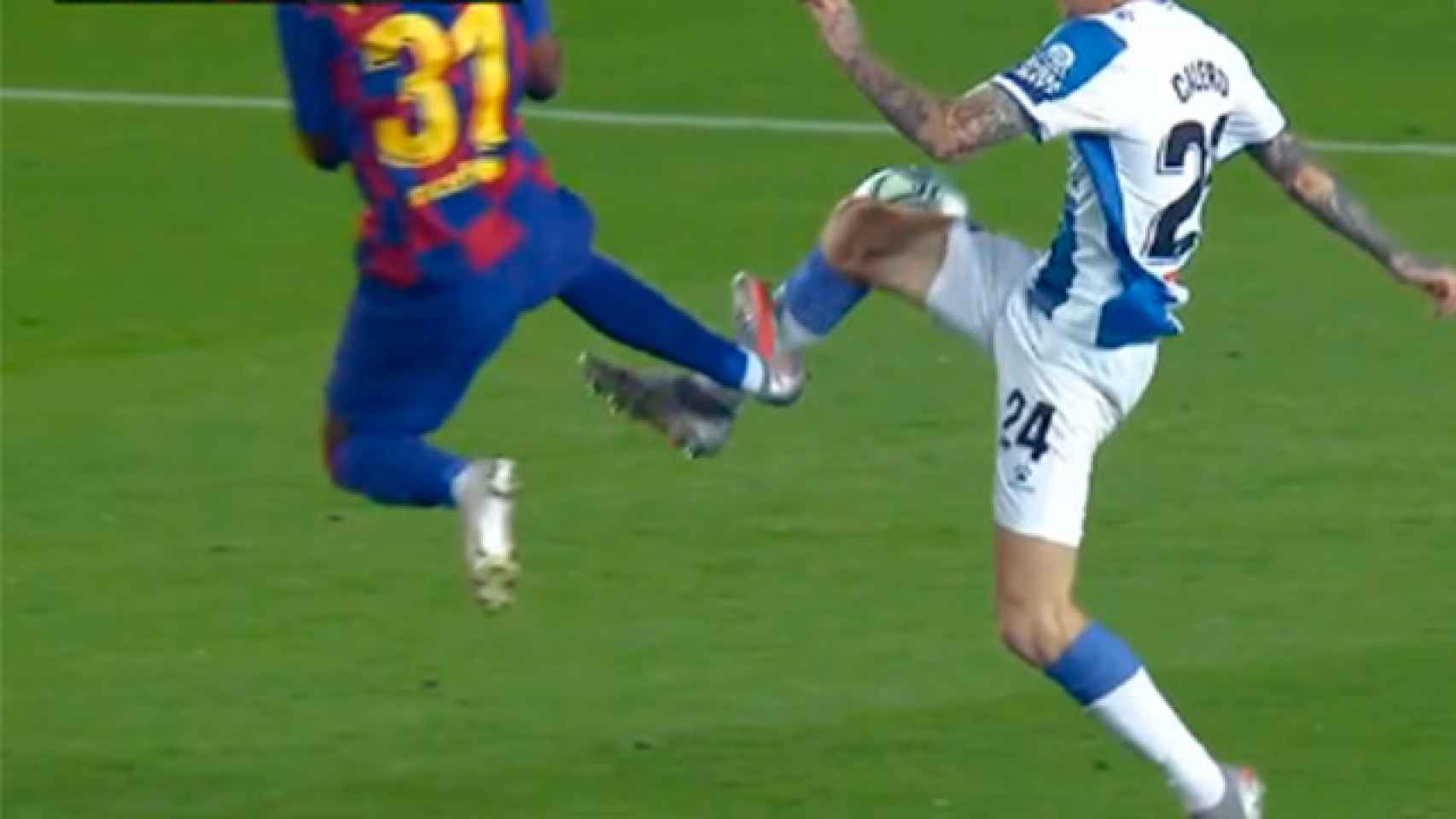 Entrada de roja directa de Ansu Fati a Calero en el Barcelona - Espanyol de la jornada 35 de La Liga