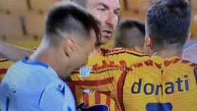 Patric Gabarrón dando un mordisco a Giulio Donati en el Lecce - Lazio de la Serie A