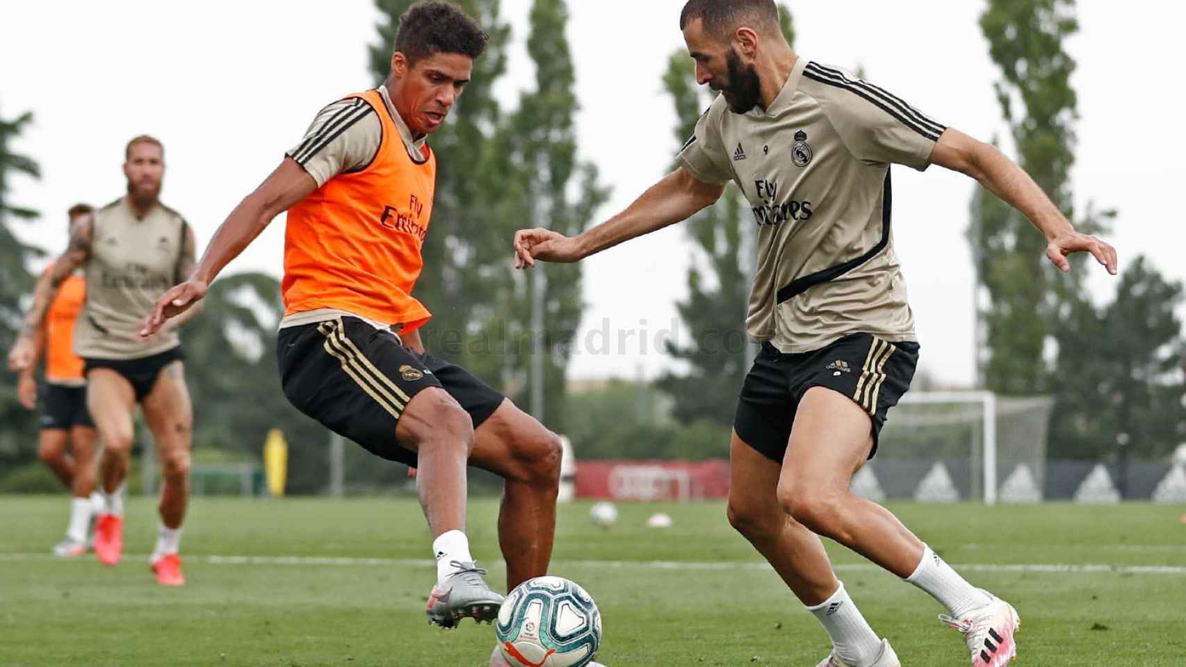 Benzema y Varane en un entrenamiento del Real Madrid