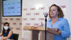 La presidenta del CSIC, Rosa Menéndez y Mar Valés, investigadora del CNB-CSIC, durante la presentación del nuevo test.