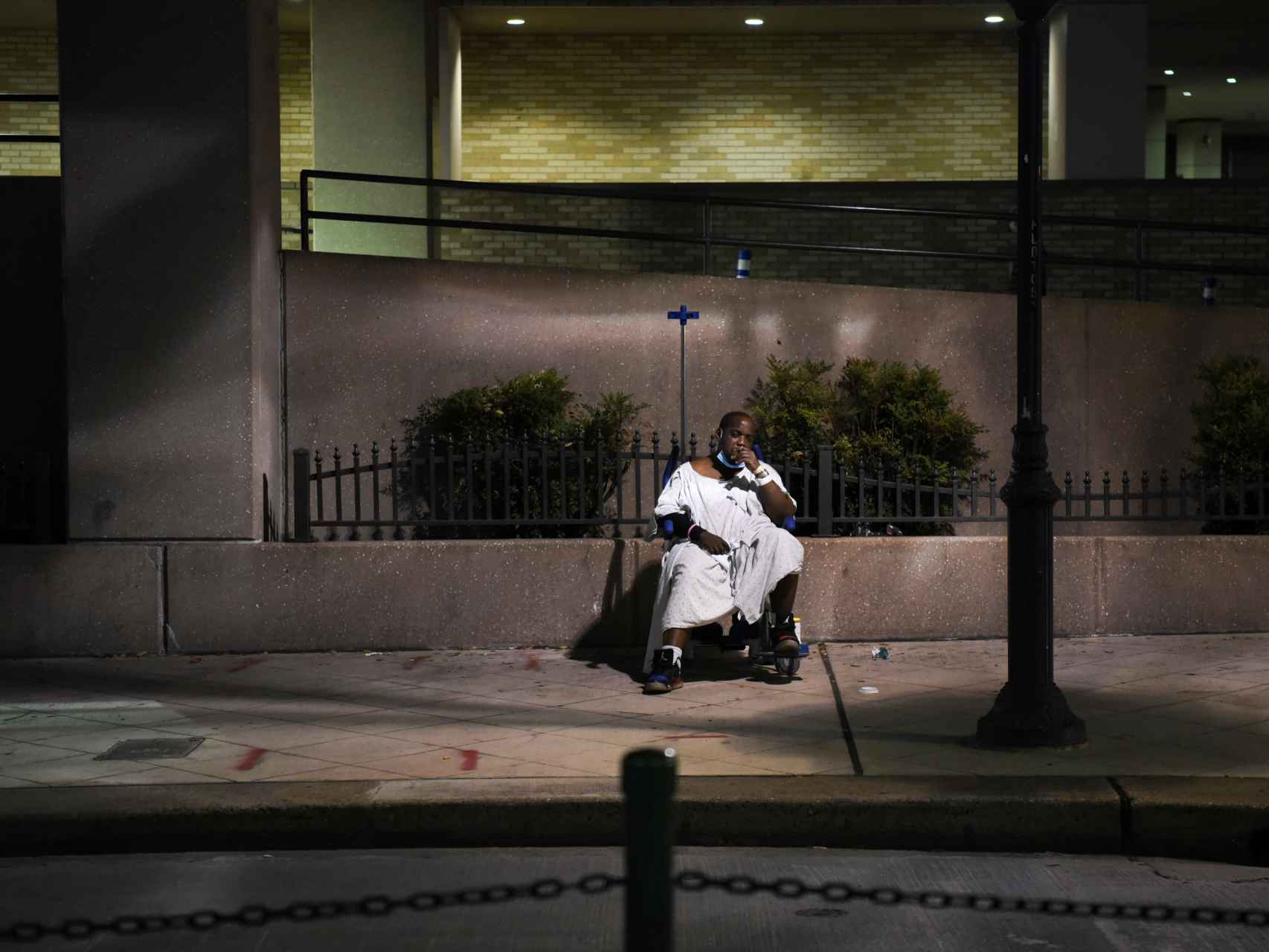 Un hombre espera en el hospital metodista de Texas, estado donde los casos de coronavirus se han disparado.