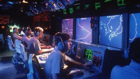 Operadores radar dentro del buque  USS Vincennes