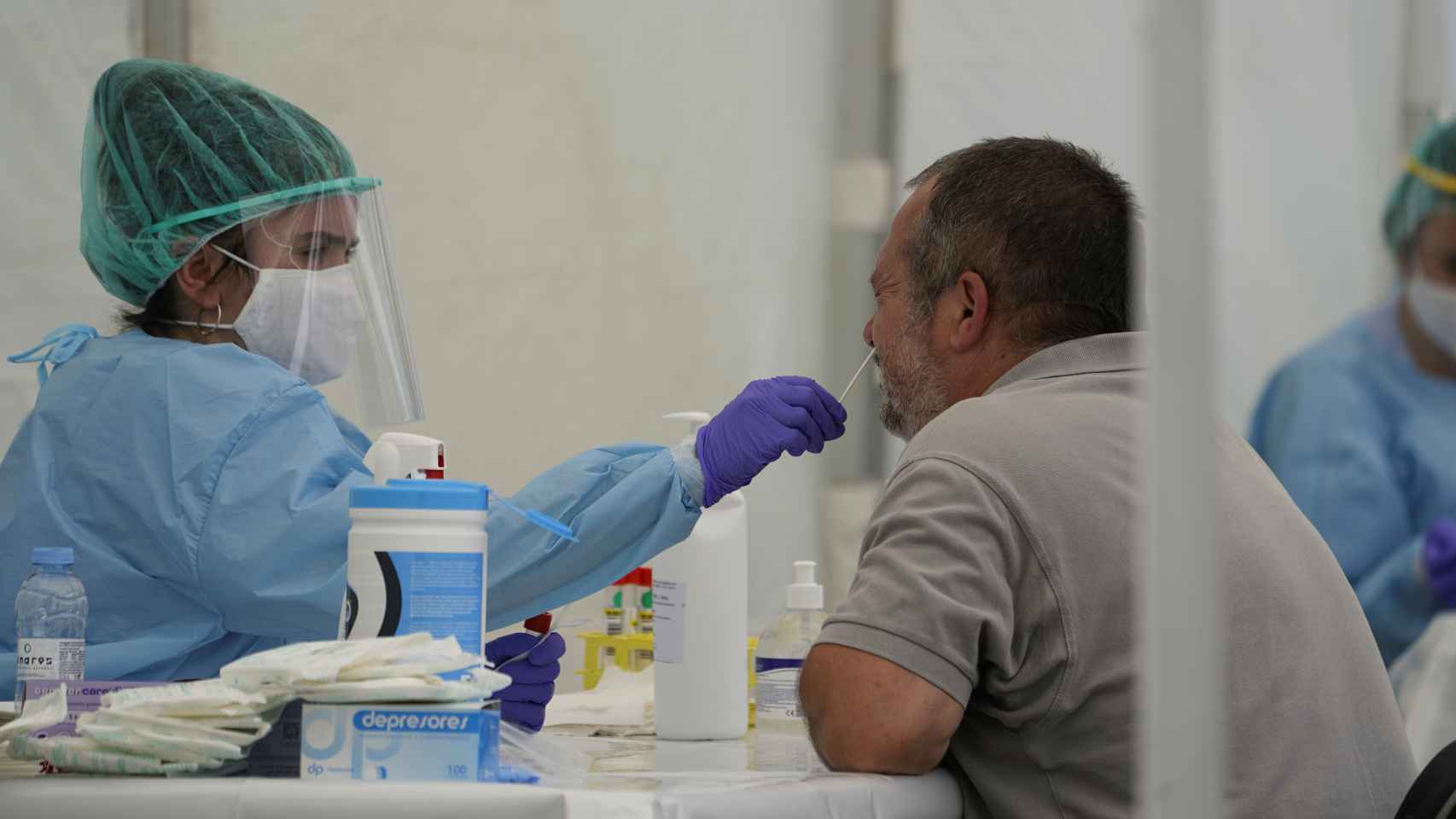 Una doctora realiza una prueba de coronavirus.