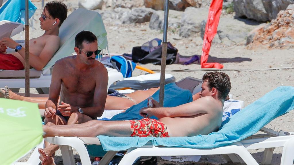 José Bono Jr. y Aitor Gómez disfrutando de un día de playa.