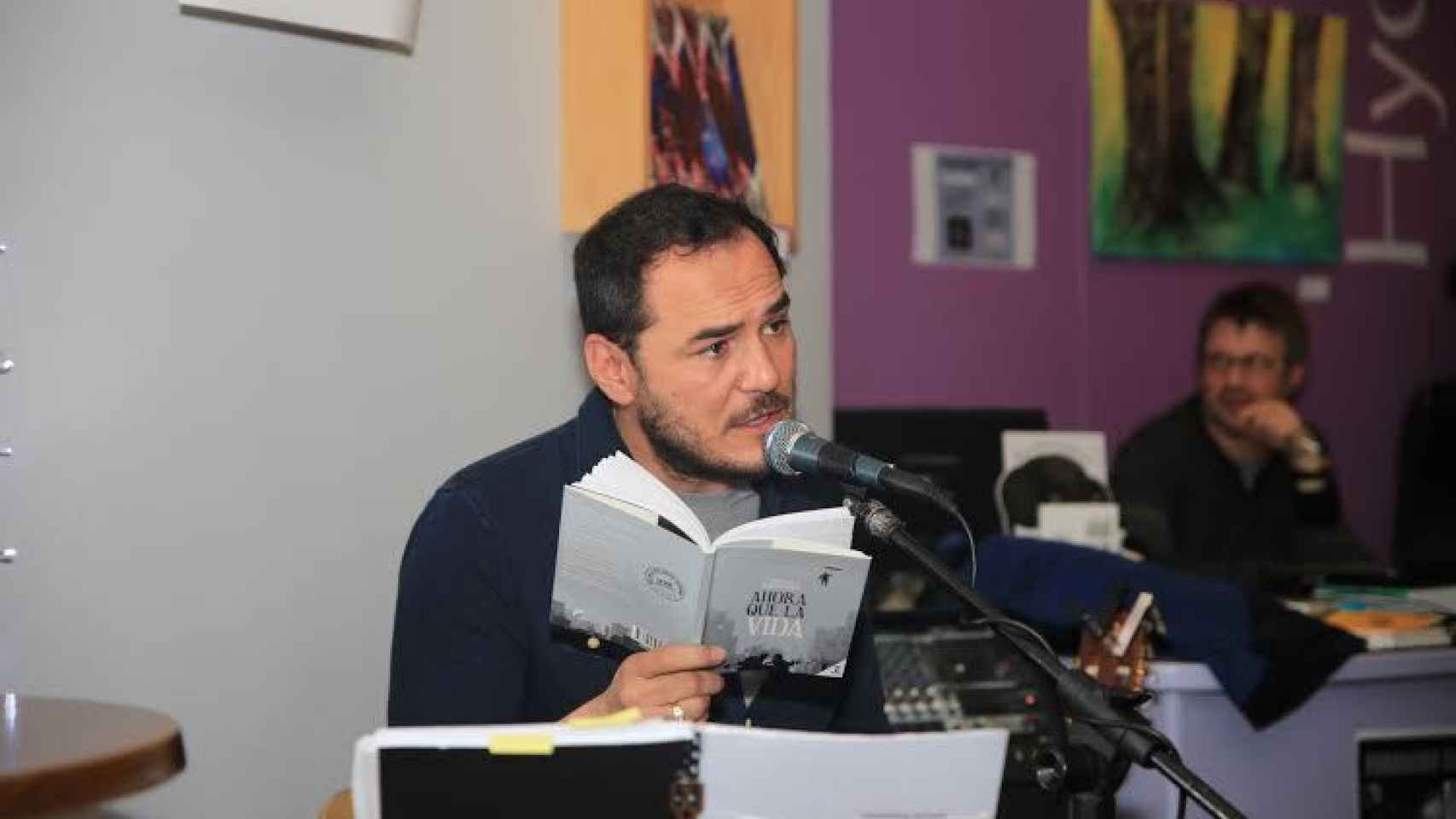 Ismael Serrano, presentando su libro de poemas en la librería Hydria.