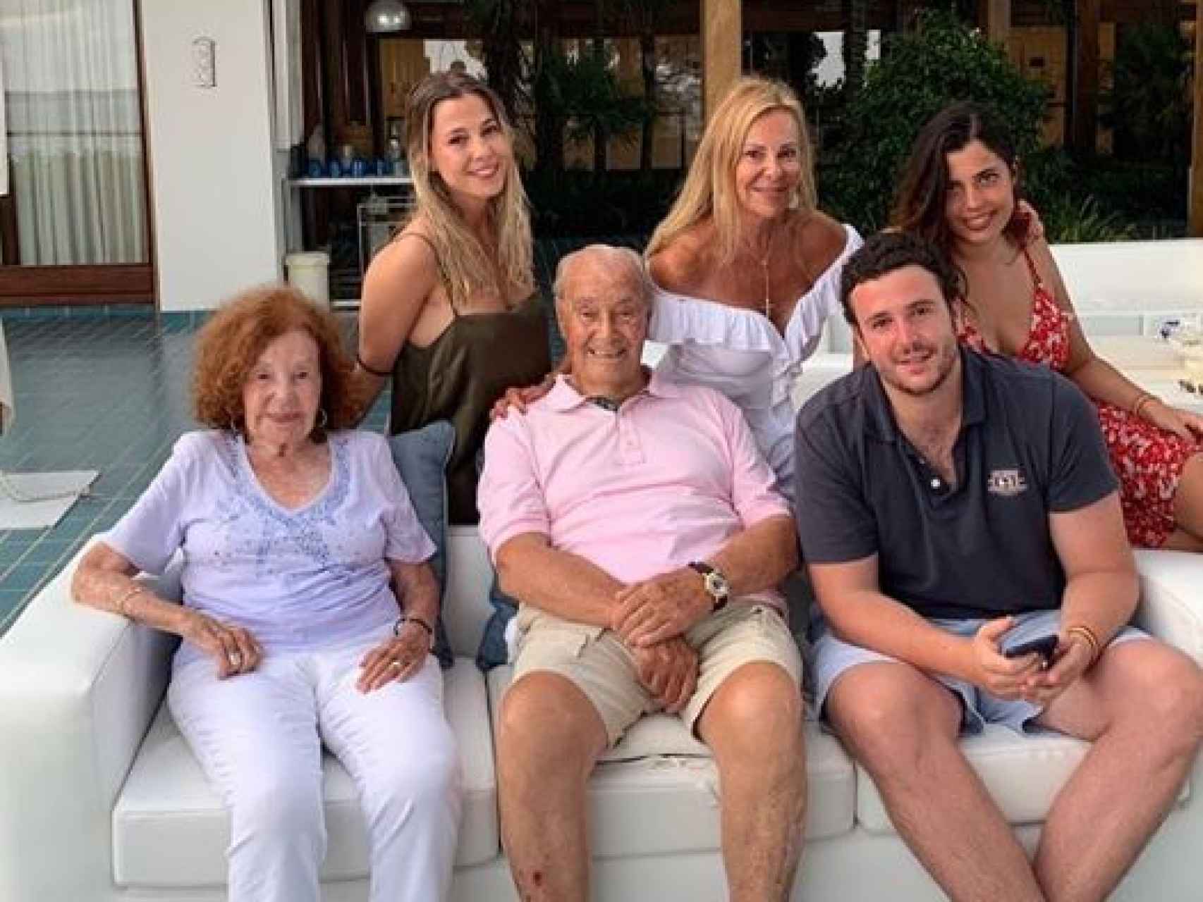 Álex junto a su abuelos, sus primas y su madre en el verano de 2019.