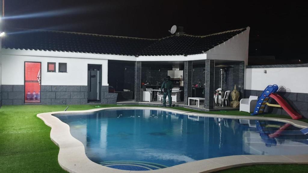 Piscina de la mansión de Gareth Mauro en 'Villa narco', durante el operativo desplegado por la Guardia Civil.