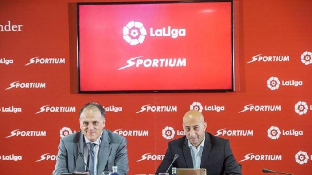 Javier Tebas y el consejero delegado de Sportium, Alberto Eljarrat, en la renovación de su convenio