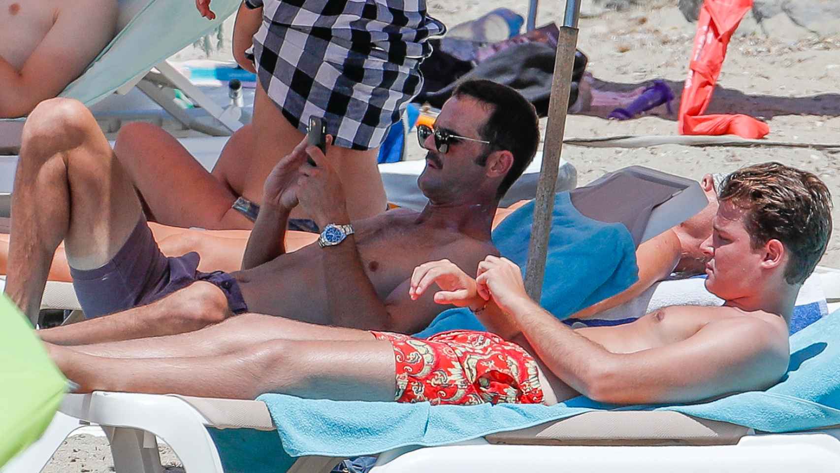 José Bono Jr. y Aitor Gómez en una playa de Ibiza.