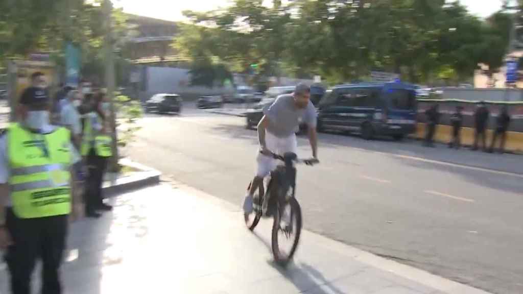 Gerard Piqué y su bicicleta a la llegada al Camp Nou