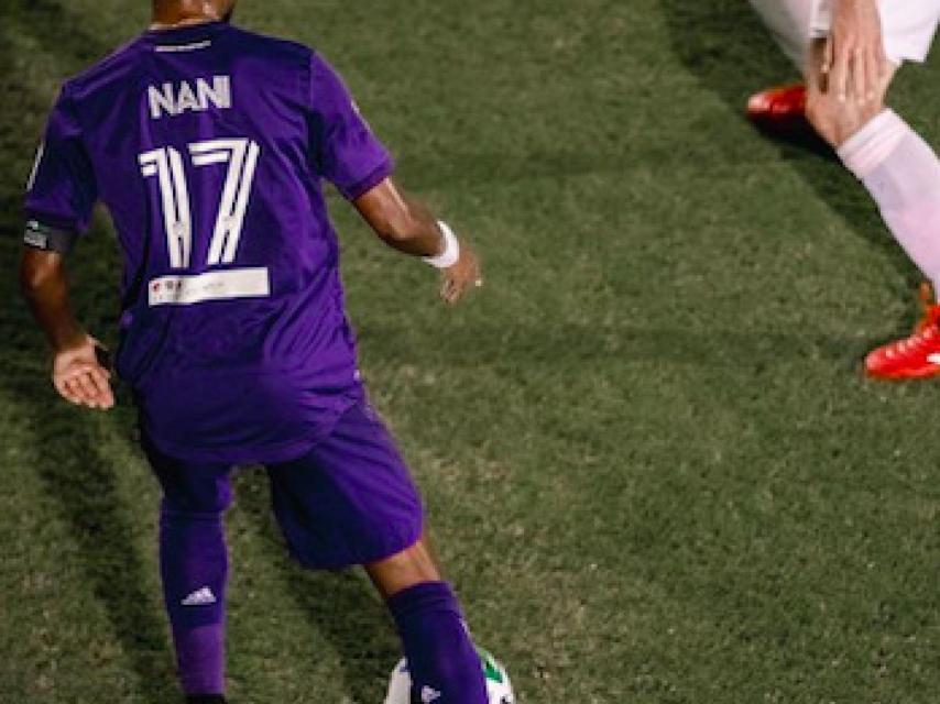 Nani encara a un rival