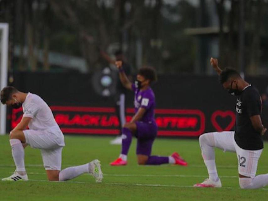 Jugadores arrodillados protesando en la MLS