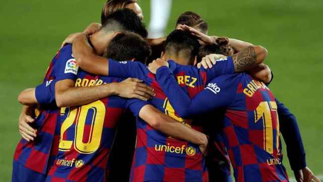 Piña de los jugadores del Barcelona en el gol de Luis Suárez ante el Espanyol