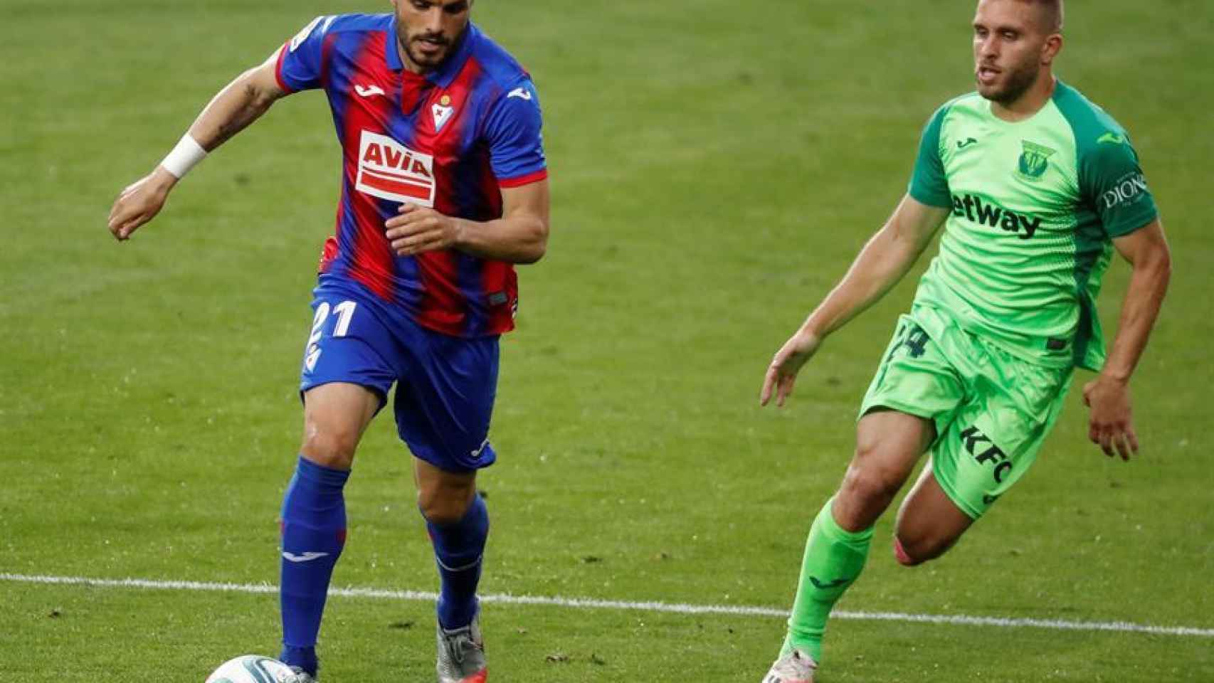 Pedro León ante Kévin Rodrigues, en el Eibar - Leganés de la jornada 35 de La Liga