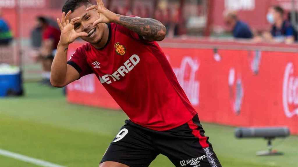 'Cucho' Hernández celebra su gol con el Mallorca ante el Levante