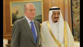 El monarca junto al príncipe heredero, hoy rey de Arabia Saudí, el 8 de junio de 2012 en el Palacio de la Zarzuela.