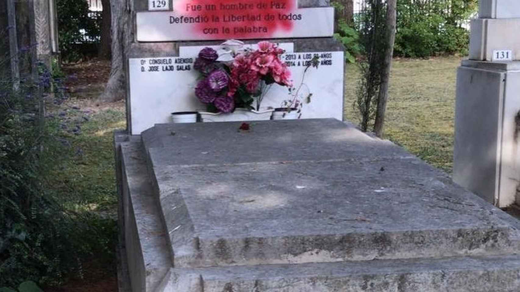 Tiran pintura sobre la tumba de Fernando Buesa, exconcejal socialista asesinado por ETA.