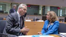El ministro de Finanzas francés, Bruno Le Maire, conversa con Nadia Calviño durante un Eurogrupo