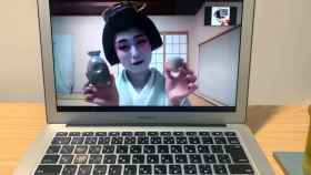 Una geisha ofrece un espectáculo a un grupo de personas por videoconferencia en Tokio.