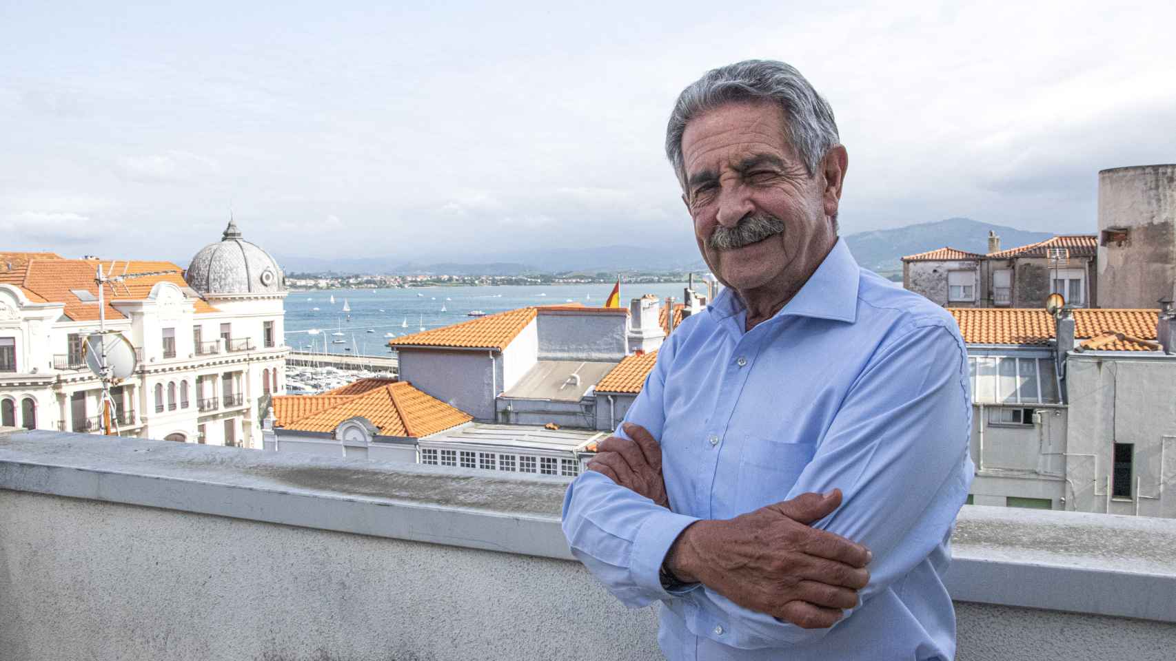 Revilla, presidente de Cantabria, en el balcón de su despacho, con vistas a la bahía de Santander.