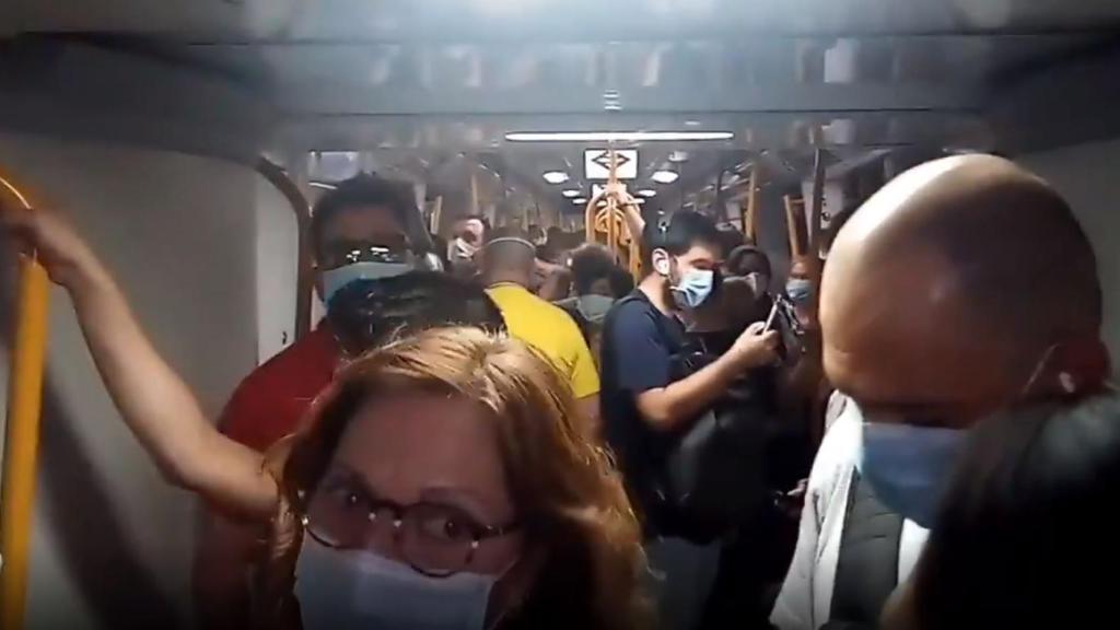 Imágenes captadas en un vagón del Metro de Madrid.