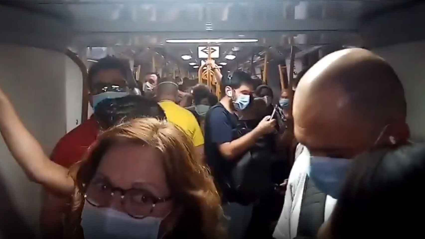Imágenes captadas en un vagón del Metro de Madrid.