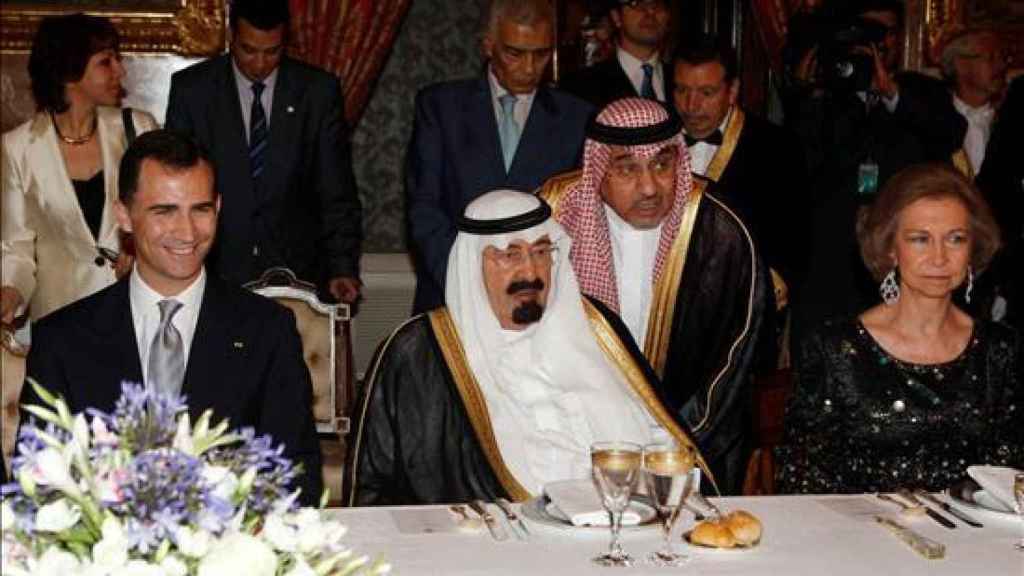 Imagen de la cena de gala en honor al rey Abdalá Bin Abdulaziz, que se sentó entre la reina Sofía y el entonces Príncipe de Asturias.
