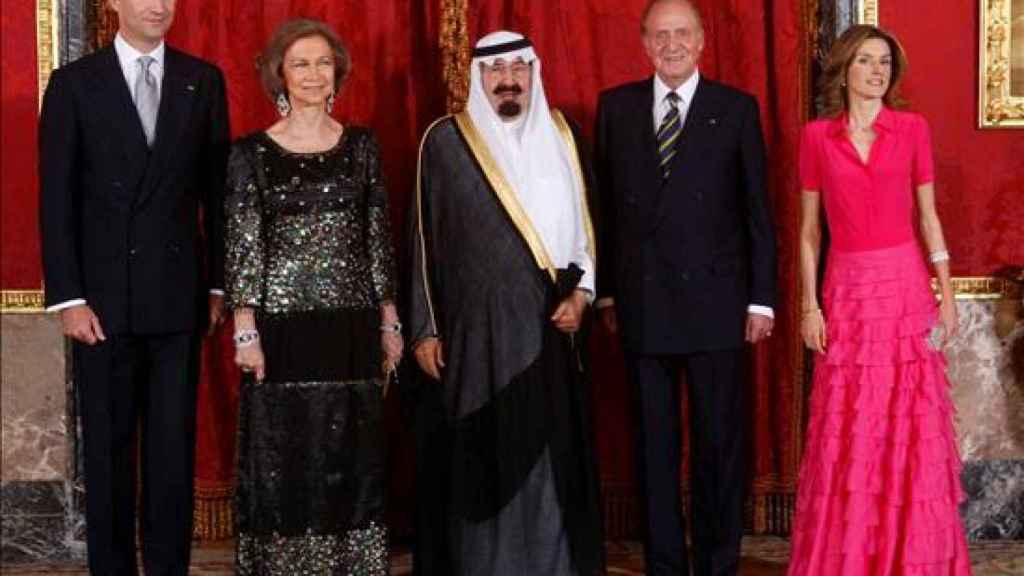 Posado oficial de la cena de gala en honor al rey saudí días antes de recibir la aparente donación.