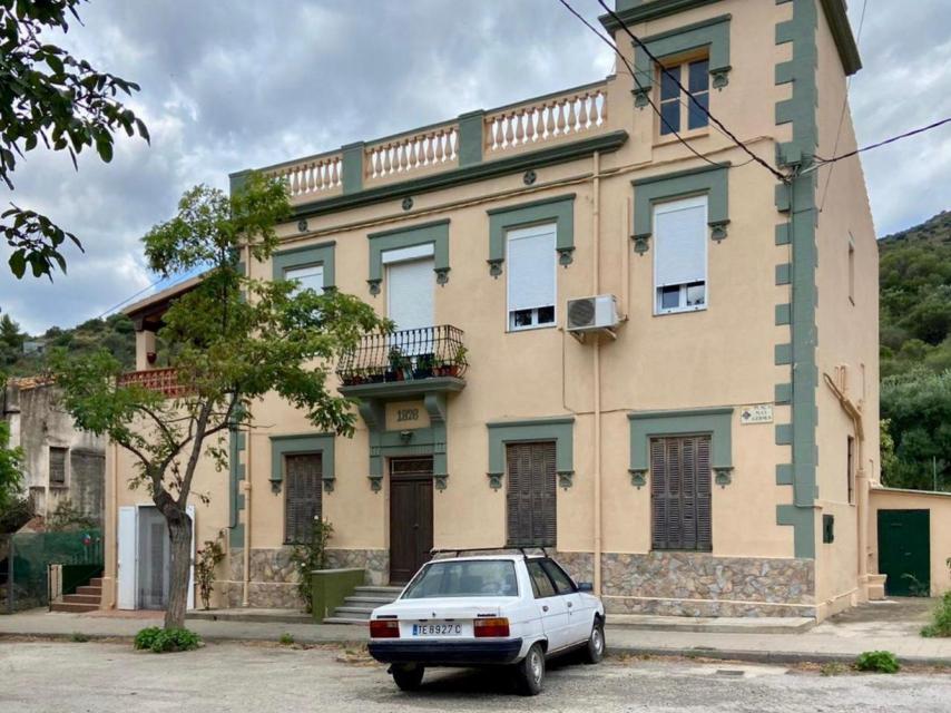Una casa de 1928 y un Renault 9 de 1984, típico de Portbou