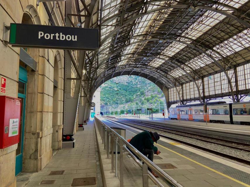 Un mendigo pasa las horas en la vieja estación de Portbou