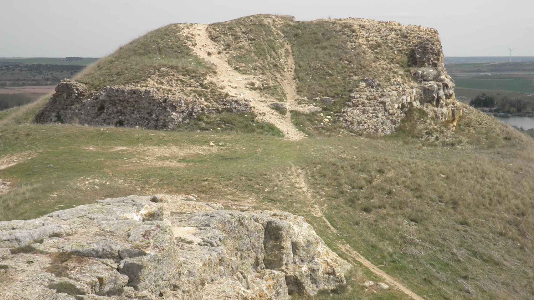 Vista actual del castillo de Carpio-Bernardo.