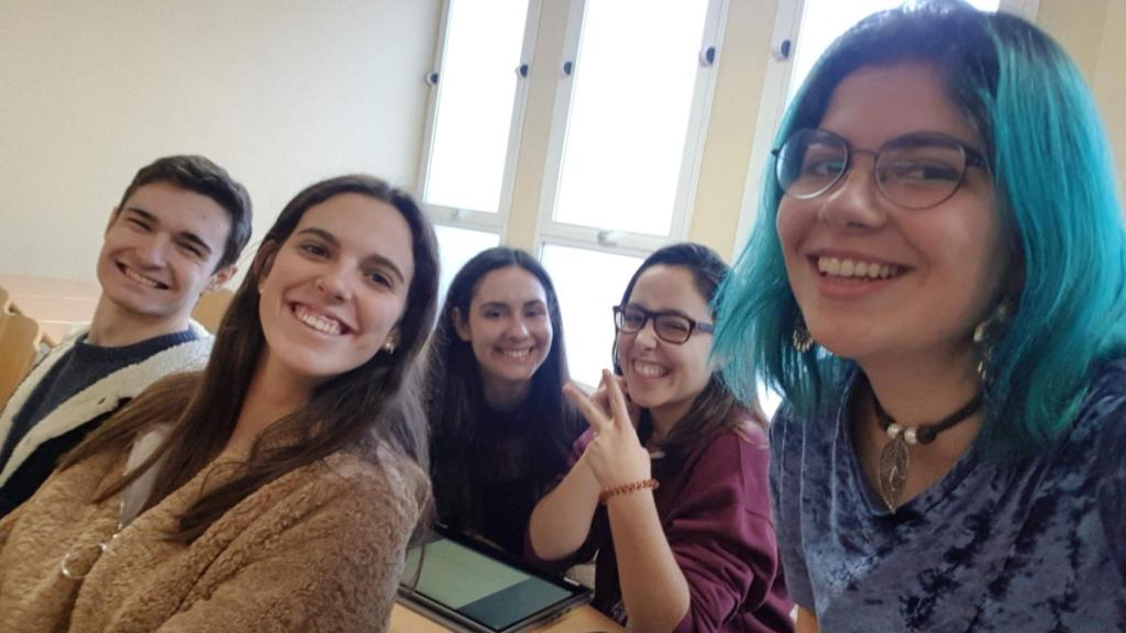 Esther (izq), con otros compañeros del doble grado: Alejandro, Ángela, Raquel y Eisa.