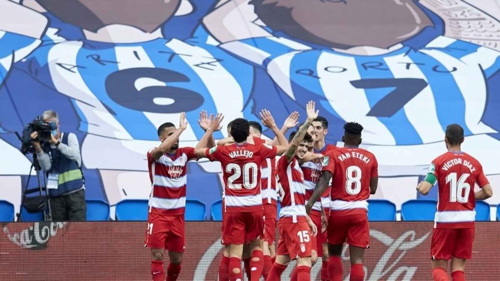 Los jugadores del Granada celebran uno de los goles ante la Real Sociedad en el Reale Arena