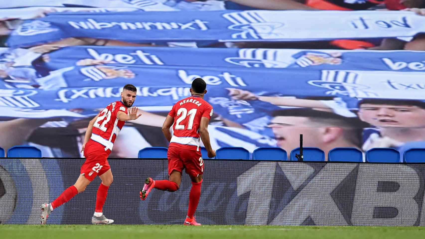 Los jugadores del Granada celebran uno de los goles ante la Real Sociedad en el Reale Arena