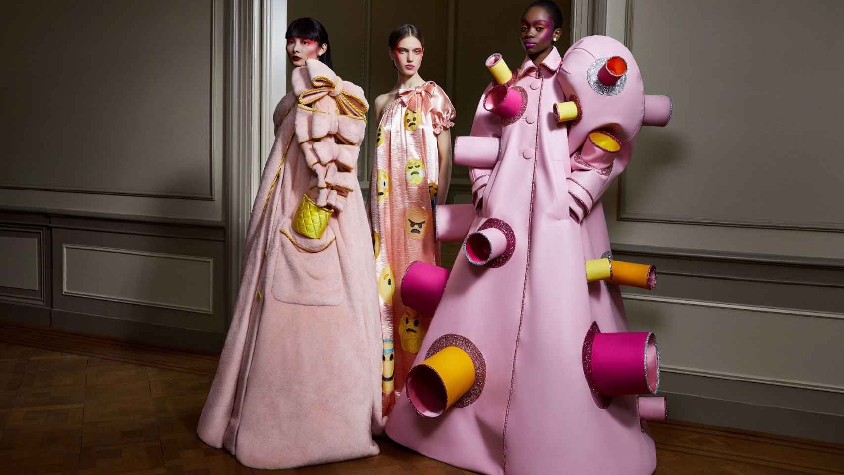 Varias modelos lucen creaciones otoño-invierno 2020-2021 de la firma Viktor&Rolf que se han visto en la Semana de la Alta Costura de París.