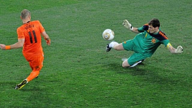 La parada de Iker Casillas a Robben que salvó a España en la final del Mundial