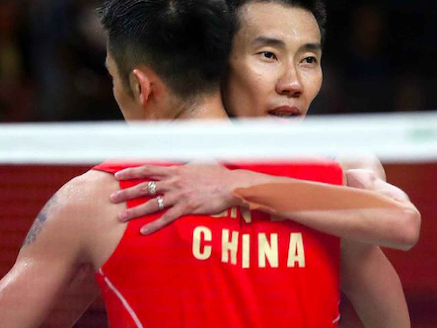 Lin Dan se abraza con su rival Lee Chong Wei