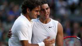 Roger Federer y Rafa Nadal en un Wimbledon de hace una década